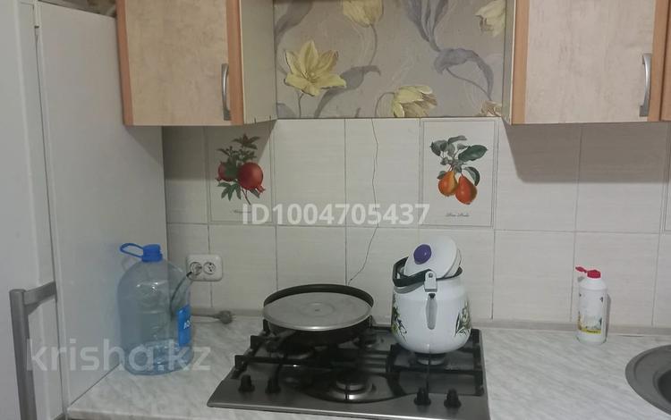 1-комнатная квартира · 35 м² · 1/5 этаж, мкр 4 27 — По желаевской трассе за 120 000 ₸ в Уральске — фото 2