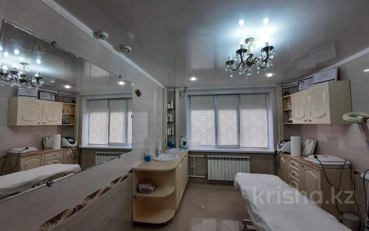 Свободное назначение, магазины и бутики, общепит, салоны красоты, медцентры и аптеки, образование, развлечения · 98.5 м² за 56.5 млн 〒 в Петропавловске — фото 2