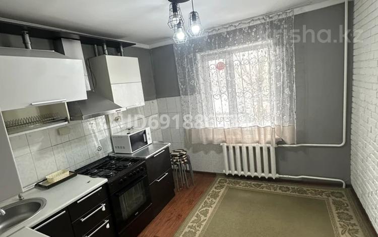 3-комнатная квартира · 68 м² · 1/5 этаж, мкр Айнабулак-4 за 300 000 ₸ в Алматы, Жетысуский р-н — фото 2