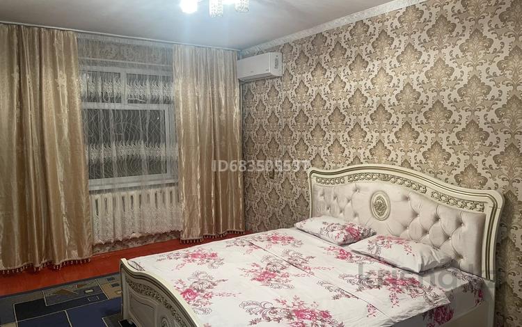 1-комнатная квартира, 32 м², 1/5 этаж посуточно, Ондасынова 10а за 7 000 〒 в Туркестане — фото 2
