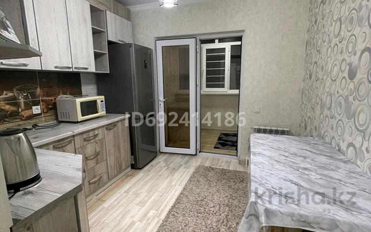 2-комнатная квартира, 70 м², 12/12 этаж помесячно, 3-й микрорайон, Тамерлановское шоссе 1А — Бейбитшилик и Желтоксана за 200 000 〒 в Шымкенте, Абайский р-н — фото 2