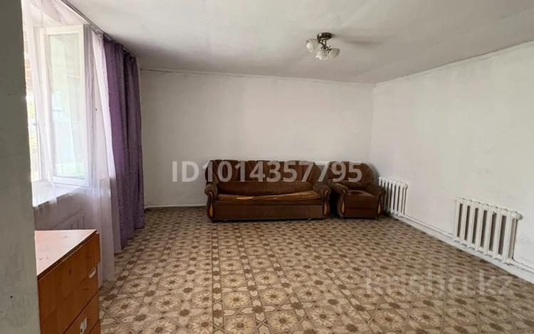 3-бөлмелі пәтер · 75 м² · 1 қабат, Наурызбай батыр 16 — Школа, бағасы: 100 000 ₸ в  — фото 2