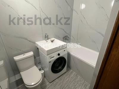 3-комнатная квартира · 60 м² · 2/5 этаж, мкр Центральный, Азаттык 46 а — Suleyman Tower и магазин Арын за 250 000 〒 в Атырау