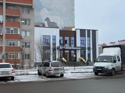 Офисы, магазины и бутики, салоны красоты, медцентры и аптеки, образование, конференц-залы, кабинеты и рабочие места, студии · 800 м² за 3.9 млн 〒 в Актобе, мкр. Алтын орда