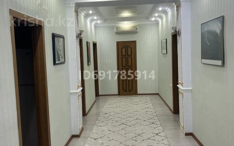 4-комнатная квартира, 118 м², 1/3 этаж, Хакимова 1 1 за 45 млн 〒 в Атырау — фото 2