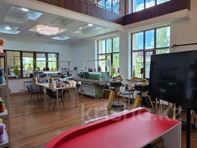 Отдельный дом · 8 комнат · 1200 м², Зиманова 26 за 6 млн 〒 в Астане