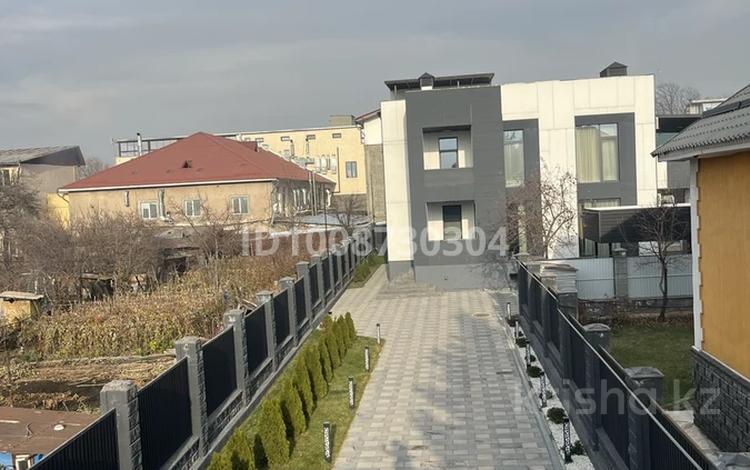 Отдельный дом · 7 комнат · 700 м² · 12 сот., мкр Горный Гигант, Карибжанова 102 за 8 млн ₸ в Алматы, Медеуский р-н — фото 2