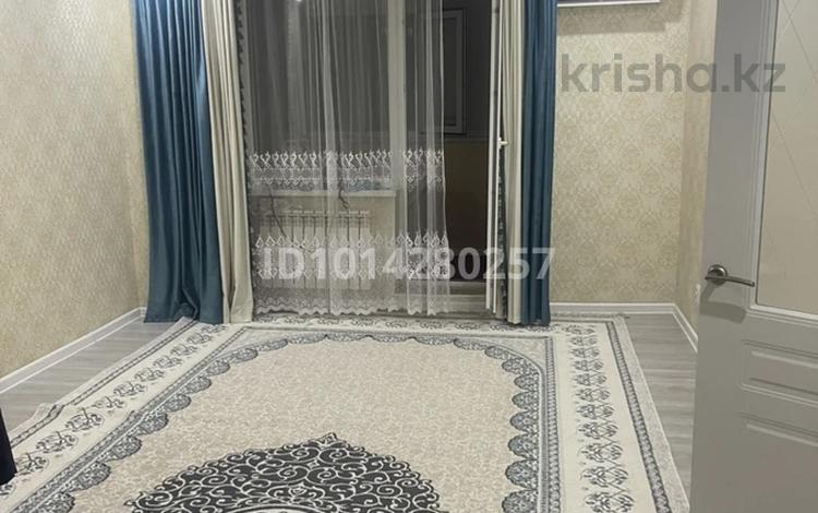 2-комнатная квартира · 74 м² · 5/9 этаж, мкр 12 51 — Дом находиться в центре города ,возле школы 56.51 и садик рядом.3 поликликлиника рядом и Маг Мерей,маг Диас за 24 млн ₸ в Актобе — фото 2