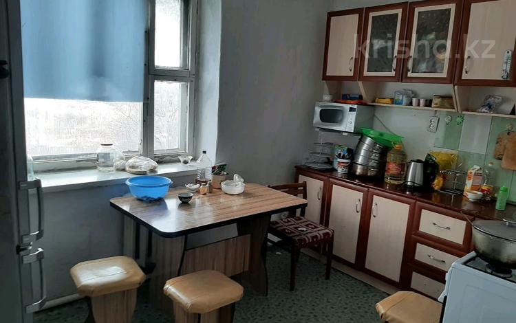 3-комнатная квартира, 74 м², 2/2 этаж, Айтыкова за 10.8 млн 〒 в Талдыкоргане — фото 2