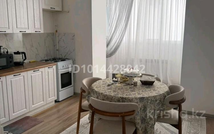 2-комнатная квартира · 72.3 м² · 1/5 этаж, мкр. Алтын орда, Мкрн Батыс-2 40B за 250 000 ₸ в Актобе — фото 2
