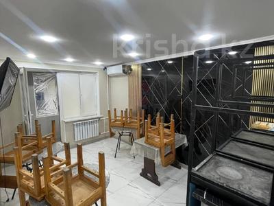 Свободное назначение, офисы, магазины и бутики, склады, салоны красоты, медцентры и аптеки, образование, развлечения, кабинеты и рабочие места, студии · 52 м² за 350 000 ₸ в Актобе, мкр 11
