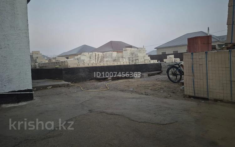 Отдельный дом · 2 комнаты · 100 м² · 10 сот., Беркінов Шерәлі 11 — Махамбет ауылы 268 мектеп арты 4 көше за 21 млн 〒 в  — фото 2
