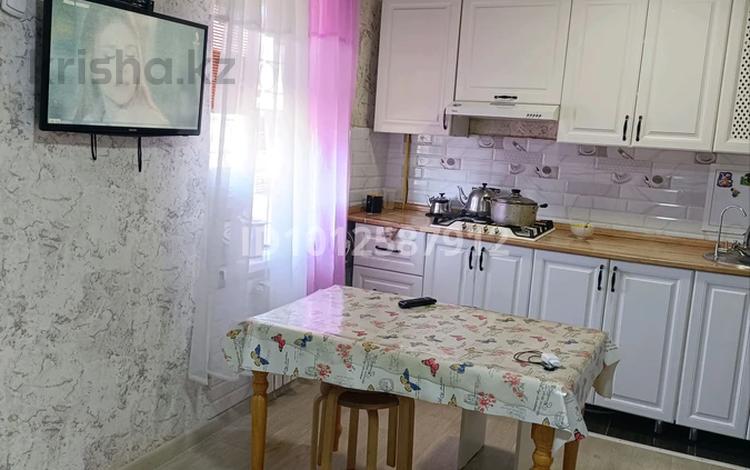 2-бөлмелі пәтер · 48 м² · 2/4 қабат, 6-й мкр 10 — все близко садик рядом,школа рядом, дана супер маркет рядом, бағасы: 14 млн ₸ в Актау — фото 2