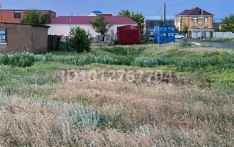 Жер телімі · 13 сотық, мкр. Зачаганск пгт, Зачаганск пгт ш/а. — Бірлік көшесі, Алтындар сауда үйі, бағасы: 70 млн ₸ в Уральске — фото 2
