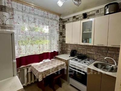 2-комнатная квартира, 44 м², 2/5 этаж, Пришахтинск, 21й микрорайон 21 за 10.3 млн 〒 в Караганде, Алихана Бокейханова р-н