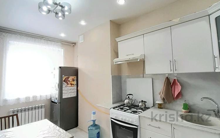 2-бөлмелі пәтер · 55 м² · 7/10 қабат, Самал — 10мкр-н, ГЭН, 37школа, бағасы: 23.5 млн ₸ в Уральске — фото 4