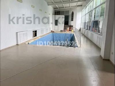 Отдельный дом · 6 комнат · 640 м², Есенжанова 122 — Мкр. Самал за 2 млн 〒 в Уральске