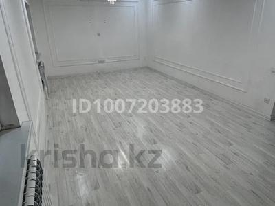 Отдельный дом · 4 комнаты · 150 м², Старый город — Перекресток Жанкожа батыра и Нокина за 175 000 〒 в Актобе