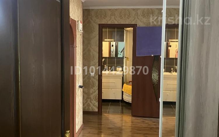 3-комнатная квартира · 60 м² · 3/5 этаж, Майкудук, 18й микрорайон 8 за 23 млн ₸ в Караганде, Алихана Бокейханова р-н — фото 2