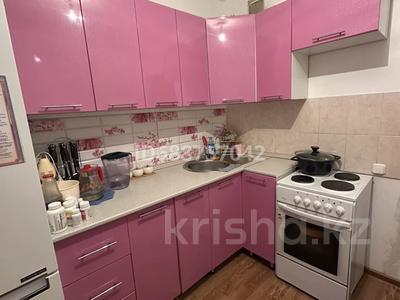 2-комнатная квартира, 58 м², 1 этаж помесячно, Майкудук, 12й микрорайон — Остановка кольцевая за 130 000 〒 в Караганде, Алихана Бокейханова р-н