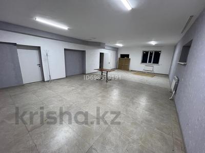 Свободное назначение, офисы, магазины и бутики, общепит, салоны красоты, бани, гостиницы и зоны отдыха, медцентры и аптеки, образование · 70 м² за 280 000 〒 в Актобе, мкр 8