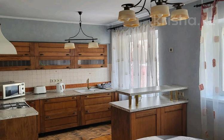 3-бөлмелі пәтер · 80 м² · 5/5 қабат, Самал-1 ш/а. 17, бағасы: 450 000 ₸ в Алматы, Медеуский р-н — фото 2