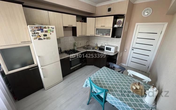 2-комнатная квартира · 75 м² · 9/10 этаж, мкр Акбулак, Чуланова 125 за 300 000 ₸ в Алматы, Алатауский р-н — фото 2