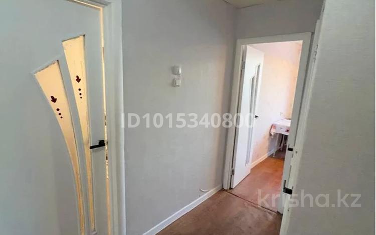 3-комнатная квартира · 62 м² · 3/5 этаж, Майкудук, 15й микрорайон 28 за 13.5 млн ₸ в Караганде, Алихана Бокейханова р-н — фото 2