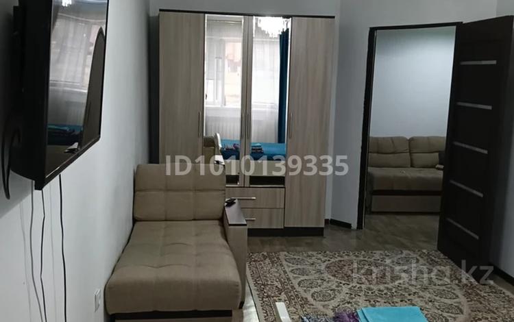 1-бөлмелі пәтер · 45 м² · 1/5 қабат, мкр. Алтын орда, Мкр. Алтын орда, Мустафа шокай 338 а — В центре батыса, Анвар магазин Апорт столовая, Дару больница, кафе суши, рыбный кафе, все в шаговой доступности, бағасы: 12 000 ₸ в Актобе — фото 2