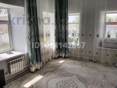 3-бөлмелі пәтер · 76 м² · 2/2 қабат, Чапаева 39 — Район пед институт на проспекте, бағасы: 10 млн ₸ в Уральске, мкр Школьник