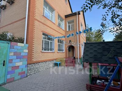 Отдельный дом · 15 комнат · 700 м² · 11 сот., Богдана Хмельницкого 20 за 180 млн ₸ в Астане, Сарыарка р-н