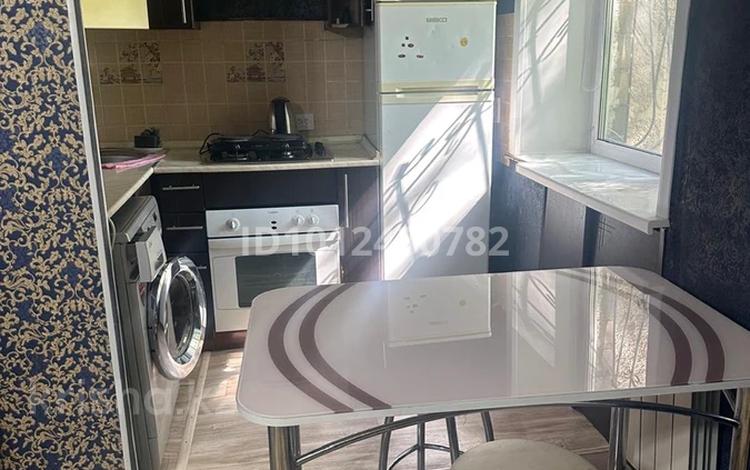 1-комнатная квартира · 32 м² · 1/5 этаж, 6й микрорайон, 6й микрорайон за 150 000 ₸ в Караганде, Казыбек би р-н — фото 2