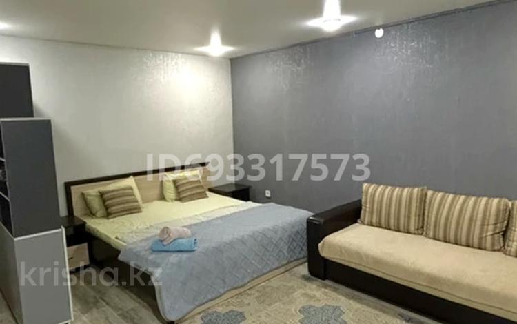 1-комнатная квартира, 30 м² посуточно, Абая 151 за 10 000 〒 в Костанае — фото 2