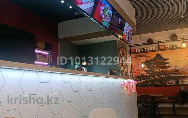 Суши бар Sushi wok · 75 м² за 27 млн ₸ в Уральске — фото 2