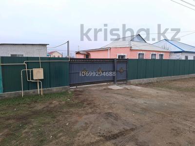Продажа домов и дачи в Атырауской обл.: Отдельный дом · 3 комнаты · 120 м² · 10 сот., мкр Береке, Контерерный 14 9 — Возле вокзале за 22 млн 〒 Отдельный дом · 3 комнаты · 120 м² · 10 сот., мкр Береке, Контерерный 14 9 — Возле вокзале за 22 млн 〒 в Атырау