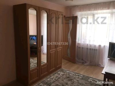 Пәтерлер в Атырауской обл.: 1-бөлмелі пәтер · 40 м² · 2/5 қабат, мкр Атырау, Абая 13, бағасы: 140 000 〒 1-бөлмелі пәтер · 40 м² · 2/5 қабат, мкр Атырау, Абая 13, бағасы: 140 000 〒