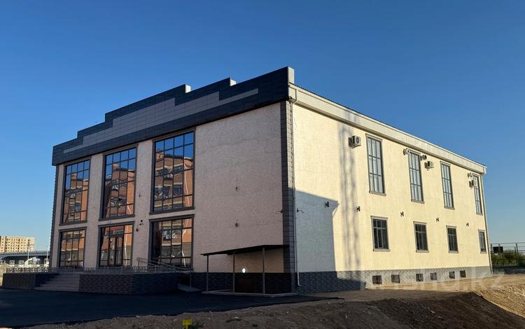 Свободное назначение, офисы, магазины и бутики, склады, общепит, салоны красоты, медцентры и аптеки, образование, развлечения, кабинеты и рабочие места, студии · 560 м² за ~ 2.1 млн 〒 в  — фото 6