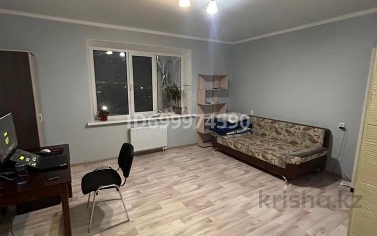 1-комнатная квартира · 40 м² · 8/9 этаж · помесячно, мкр Юго-Восток, Шапағат 9 за 130 000 〒 в Караганде, Казыбек би р-н — фото 2