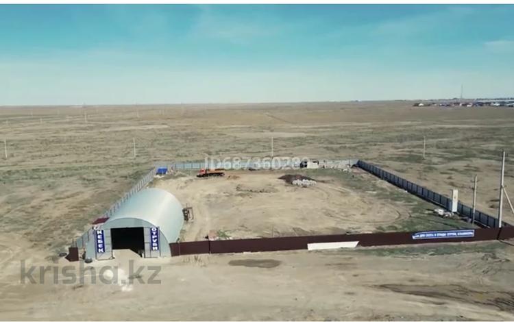 Өнеркәсіптік база · 50 сотық, Коктем 100 — Мкр Коктем вдоль трассы Атырау-Индер., бағасы: 180 млн ₸ — фото 2