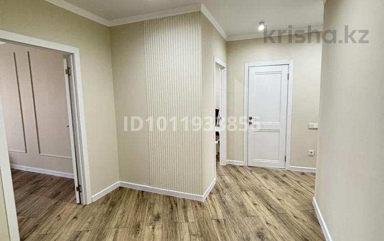 2-бөлмелі пәтер · 70 м² · 9/10 қабат, проспект Абая 244, бағасы: ~ 32.8 млн ₸ в Уральске — фото 2