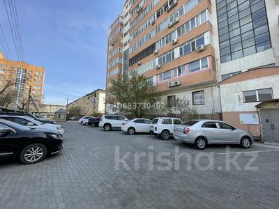 2-бөлмелі пәтер · 98 м² · 5/9 қабат, Муканова 1А, бағасы: 33 млн ₸ в Атырау, мкр Жилгородок