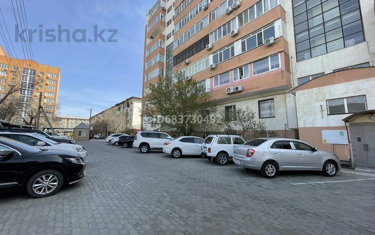 2-бөлмелі пәтер · 98 м² · 5/9 қабат, Муканова 1А, бағасы: 33 млн ₸ в Атырау, мкр Жилгородок — фото 2
