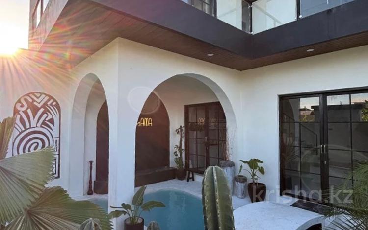 Отдельный дом · 3 комнаты · 180 м² · 1 сот., Чангу 1 за ~ 178.6 млн 〒 в Денпасаре — фото 2