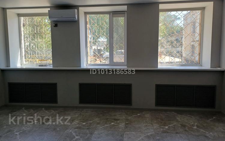 Офисы, магазины и бутики, салоны красоты, образование · 32 м² за 160 000 ₸ в Павлодаре — фото 2