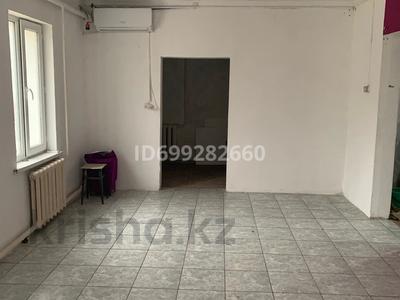 Отдельный дом · 3 комнаты · 70 м², Махамбет акын 2/5 — 4 поликлиника за 130 000 〒 в Уральске