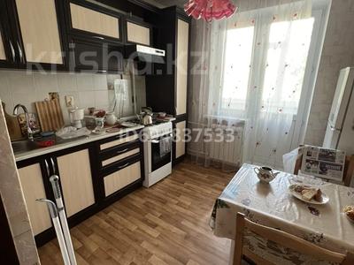 2-бөлмелі пәтер, 54 м², 2/5 қабат, мкр 6 — За магазином Актобе, 17 школа рядом, бағасы: 16.5 млн 〒