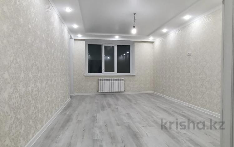 2-комнатная квартира, 65 м², 6/9 этаж, мкр. Алтын орда за 24.5 млн 〒 в Актобе, мкр. Алтын орда — фото 2