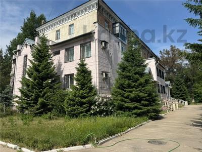 Отдельный дом · 9 комнат · 1000 м² · 50 сот., мкр Новый Город, Назарбаева 3а за 523 млн 〒 в Караганде, Казыбек би р-н