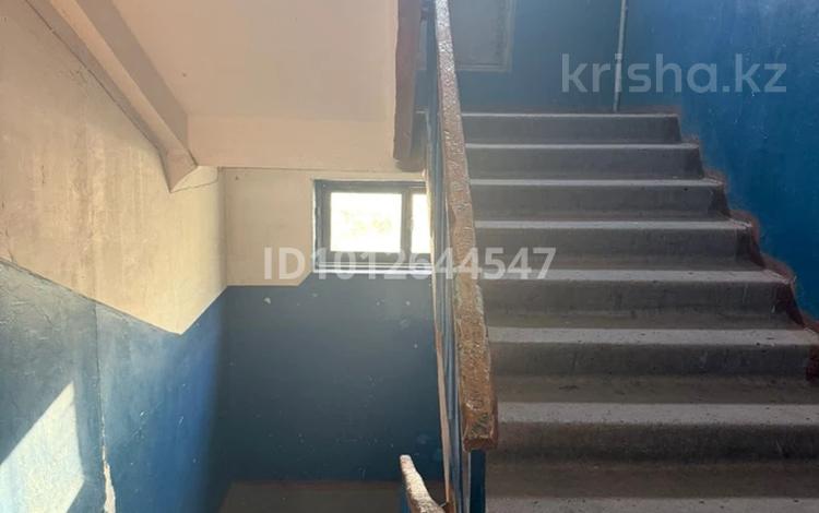 2-бөлмелі пәтер · 45.2 м² · 2/5 қабат, 7микраройон 50дом 34 — Үй өте ыңғайлы жерде орналасқан: жанында №27 мектеп пен №8 мектеп бар. Жақын маңда «Самал», «Гүлдер», «Қуаныш» балабақшалары орналасқан. Сонымен қатар, «Аян», «Корзина», «Мечта», «Эконом» сауда үйлері жақын, ал «Экран» аялдамасы бірнеше қадам жерде. Дом расположен в очень удобном месте: рядом находятся школа №27 и школа №8. Поблизости расположены детские сады «Самал» и «Гүлдер». Также рядом находятся торговые дома «Аян», «Корзина», «Мечта», «Эконом», а остановка «Экран» — в нескольких шагах., бағасы: 8.8 млн ₸ в Темиртау — фото 2