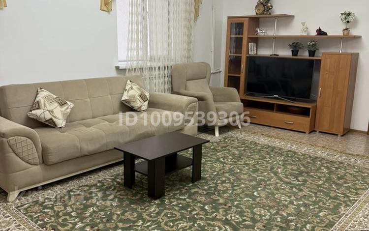 2-бөлмелі пәтер · 75 м² · 2/4 қабат, Ерниязова — Жарбосынова, бағасы: 250 000 ₸ в Атырау — фото 2